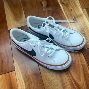 NWOT Nike Big Kids Court Legacy Size 5Y